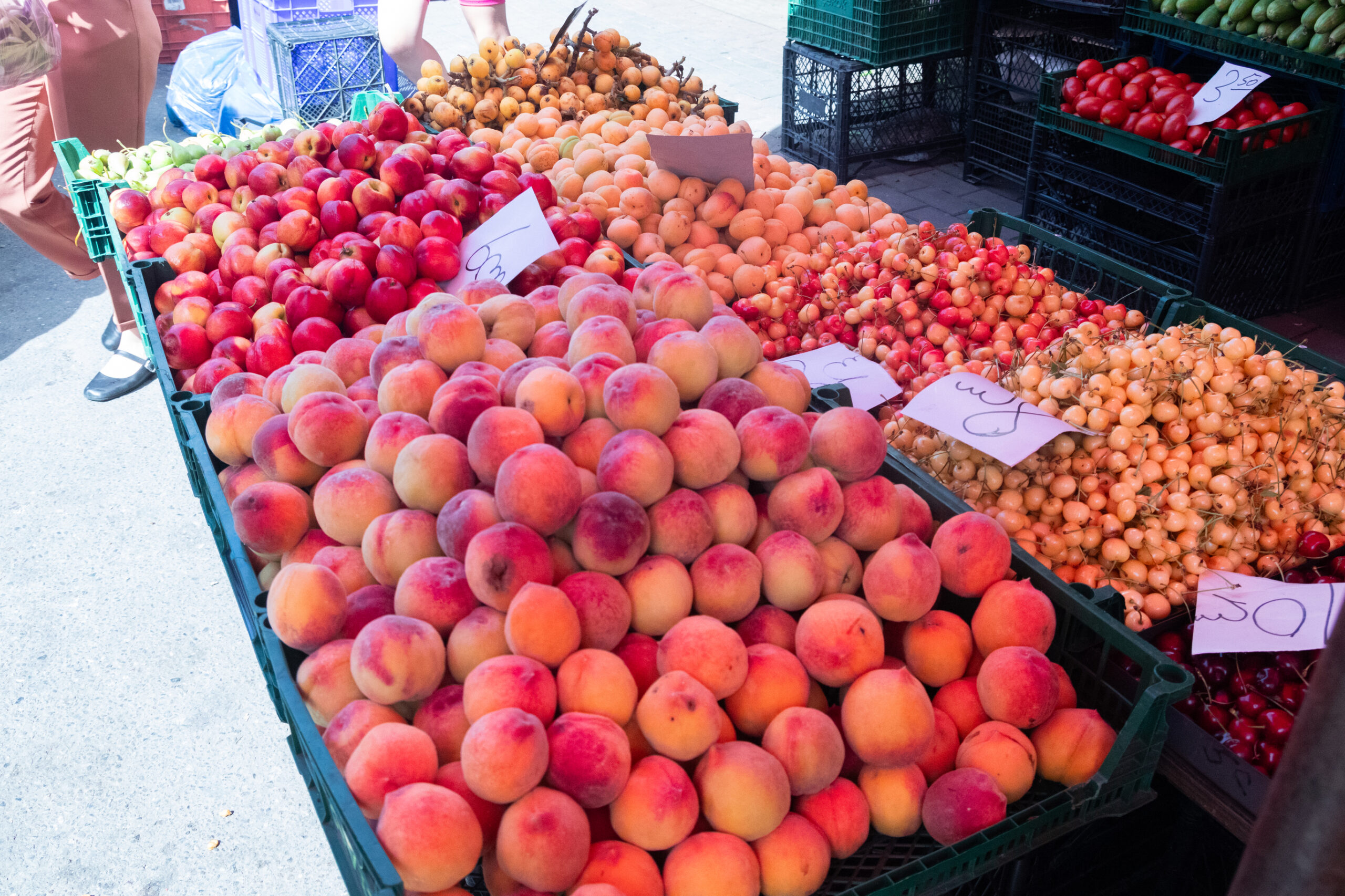 An image of fresh peaches at a market.