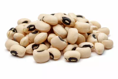 An image of cowpeas (aka black-eyed peas).
